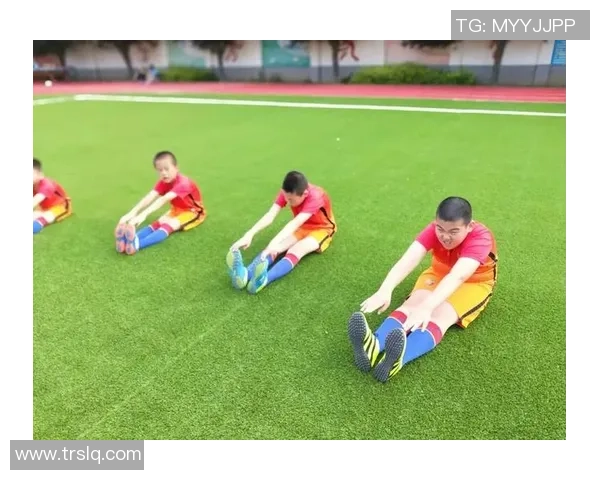 在水中追逐梦想的乐趣与挑战捞足球的奇妙经历