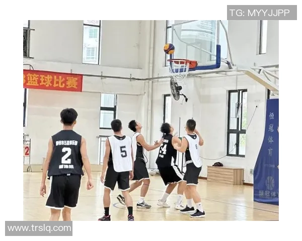 在篮球场上俯瞰青春的印记毕业照记录我们的梦想与奋斗